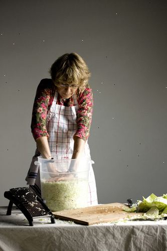 Hvordan laver sauerkraut. Sæt kål småstykker i et glas eller keramik.
