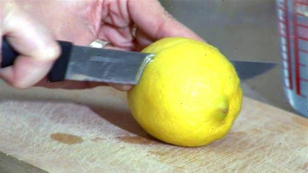 Hvordan at rengøre en mikrobølgeovn med en citron. Bland citron med vand.