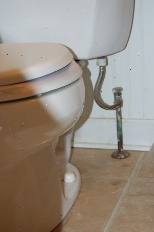 Sådan slukke for vandforsyningen til et toilet. Kig efter en vandhane / vandhane på røret, der fører til dit toilet cisterne / tank.