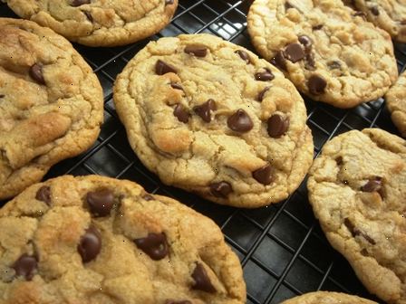 Hvordan laver chocolate chip cookies (gode spiser opskrift). Smelt smørret i en lille gryde.
