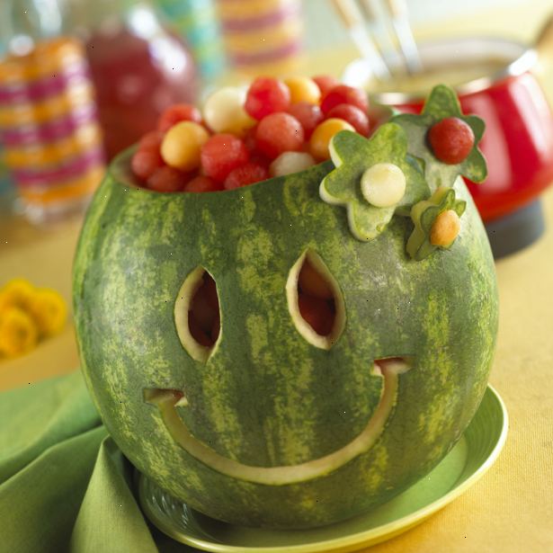 Hvordan til at skære et smil på en vandmelon. Brug kniven til at fjerne den øverste del af vandmelon at skabe blomsterne med en blomst cookie cutter.