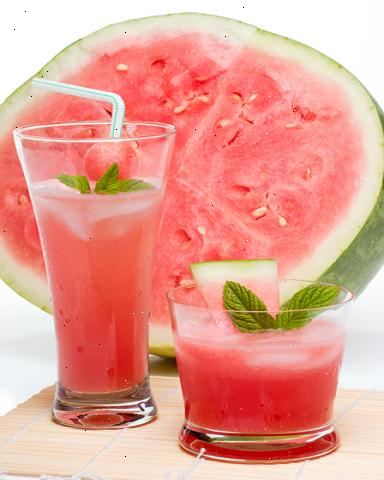 Hvordan laver vandmelon juice. Afgiv din vandmelon på et skærebræt.