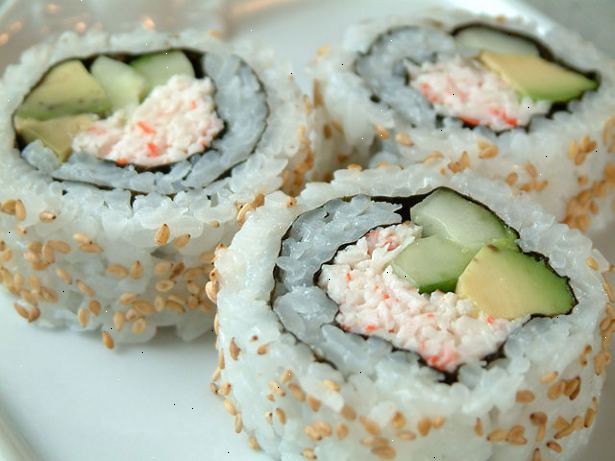 Sådan laver du en california roll. Brug saran wrap til at dække dit sushi rullende mat.
