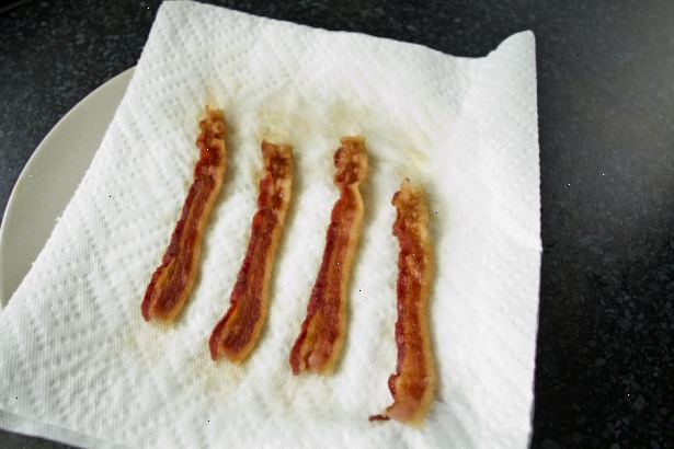 Sådan koger bacon i mikrobølgeovn. Forbered en mikrobølgeovn-safe skål, fortrinsvis glas eller pyrex.