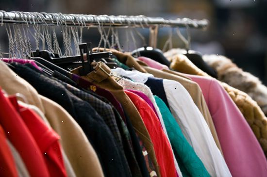 Hvordan sælger brugt tøj. Forskning de anvendte tøjbutikker i dit område.