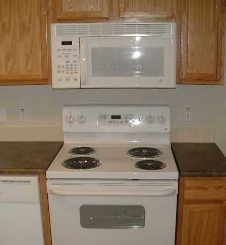 Hvordan at rengøre en ovn. Afbryd el og slukke for gassen, da du vil være at flytte ovnen rundt.