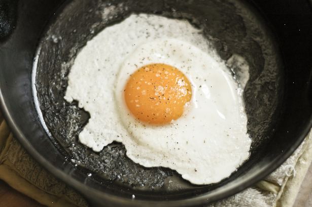 Sådan stege et æg. Placer en gryde på en jævn brænder og begynder med en brænder temperatur lige under medium varme.