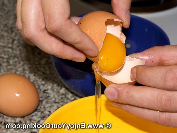 Hvordan at adskille et æg. Køb friske æg, hvis du kan.