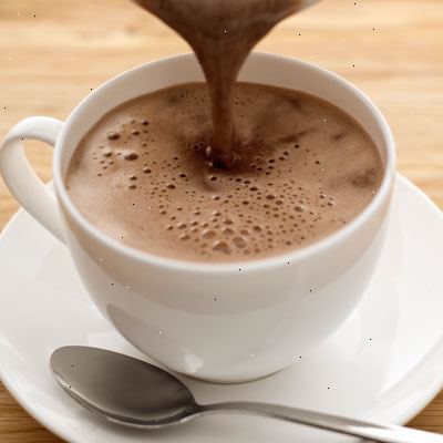 Hvordan laver varm kakao. Heat 6 ounce (3/4 kop) vand eller mælk efter eget valg i en kedel (denne opskrift tjener én person).