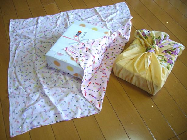 Sådan gør furoshiki (wrap og bære ting med firkantet klæde). Udlæg din firkantede klud på bordet eller lignende arbejde overflade.