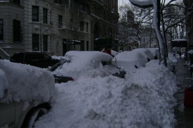 Hvordan til at grave ud af din bil efter en snestorm. Saml snerydning gear.