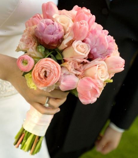 Sådan laver du en hånd bundet bryllup buket. Vælg egnede materialer - Du skal bruge blomster med temmelig lange stilke såsom roser, iris, nelliker, Alstroemeria, freesier, Singapore orkideer og lisianthus.