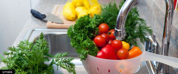 At vaske frugt og grøntsager. Tag al den frugt / grøntsager, du har brug for at vaske og placere dem på en tæller i nærheden af en vask.