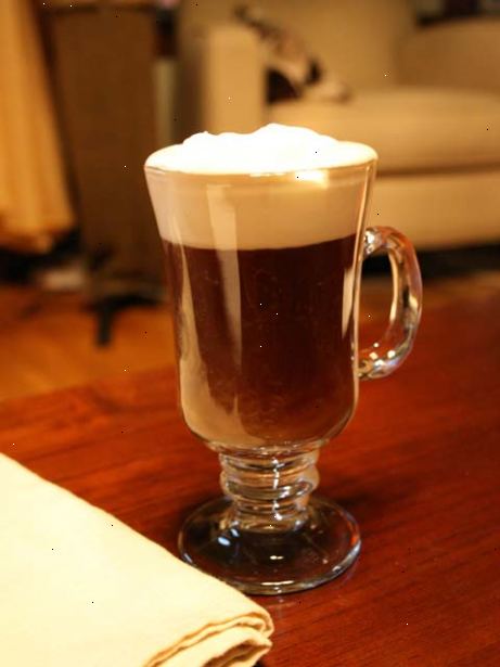 Hvordan laver irsk kaffe. Hæld et mål for i glasset.