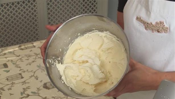 Hvordan laver frosting. Hæld en kop pulveriseret sukker i en medium / lille skål.