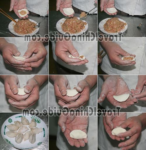 Hvordan laver dumplings. Mål det bagning mix ved at øse bagning mix i et målebæger.