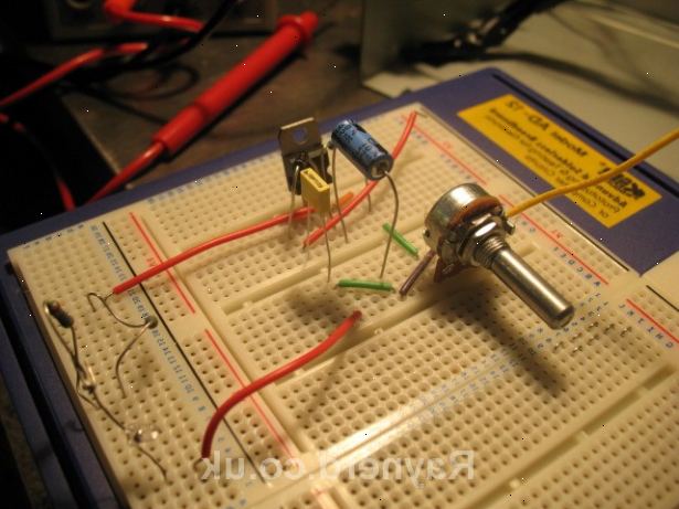 Hvordan at tilføje variabel spænding til din ATX baserede bænk strømforsyning. Saml de nødvendige materialer og konstruere kredsløbet fra diagrammet.