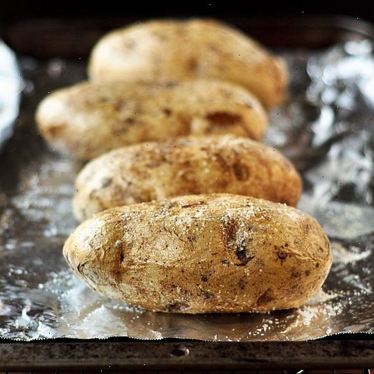 Hvordan til at bage kartofler. Skrub kartoflerne og skyl godt med koldt vand.