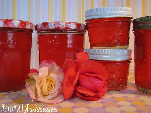 Hvordan laver rosenblad marmelade. Vælg en farve rosa petalsor bruge assorterede farver.