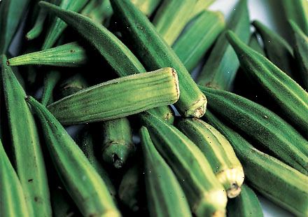 Hvordan forbereder okra. Vælg okra, der er jævnt grøn og ca 2 til 4 inches (5-10 cm) lang.