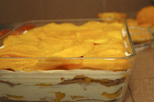 Sådan laver du en mango float. kombinere fløde og kondenseret mælk.
