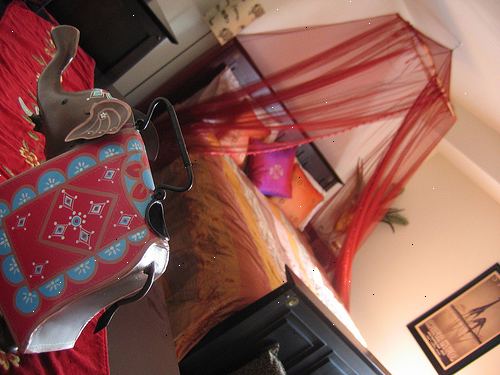 Hvordan til at dekorere en marokkansk tema soveværelse. Mal dine vægge i varme farver.