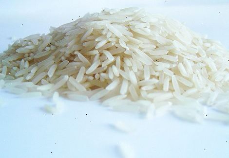 Hvordan laver dampet ris. Husk, at målingen til at gøre dampede ris er "en del ris, to dele væske.".