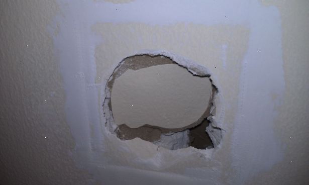 Hvordan at fastsætte et hul i en væg. Vægge kan have forskellige typer af problemer, fra huller og revner til store break outs, konsistens, du ikke ønsker.