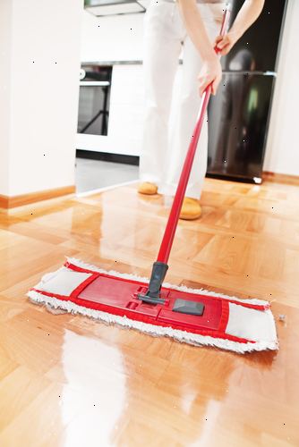 Sådan moppe et gulv. Placer renere for dit valg i spanden og fyld med nok varmt vand til at dække hovedet af moppen helt.