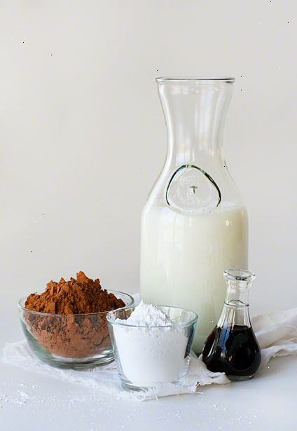 Sådan laver kakaomælk fra kakao. Tag en ske, der er omkring svarende til en spiseskefuld.