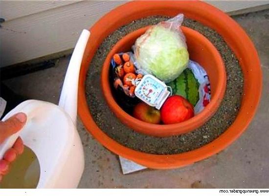 Hvordan man laver en pot i en gryde køleskab. Anskaf to store ler eller terracotta krukker.