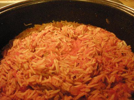 Hvordan laver spanske ris. Saml ingredienser og opvarme olien i en varm stegepande.