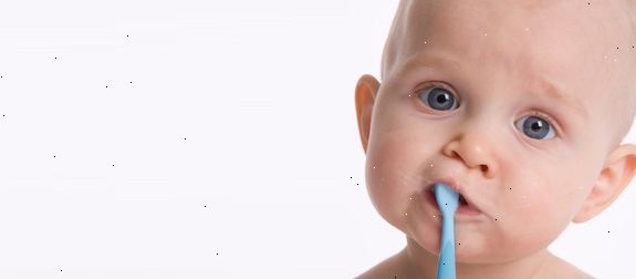 Hvordan til at dulme en begyndervanskeligheder barn. Husk, at du ikke kan vide din baby begyndervanskeligheder indtil den faktiske tand popper igennem, så ikke automatisk antage nogen råb begyndervanskeligheder og hurtigt ty til medicin.