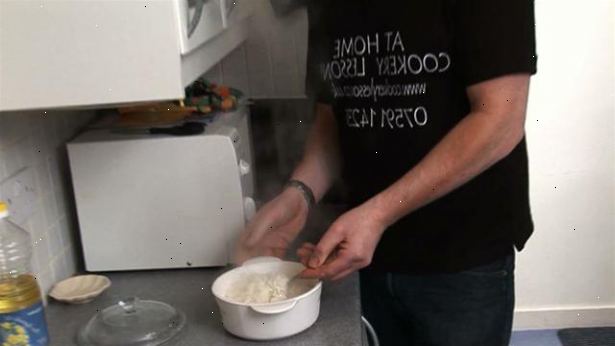 Sådan koge ris i en mikrobølgeovn. Før tilberedning, skylles eventuelt eller suge ris.