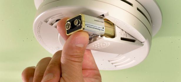Sådan installeres en røgalarm eller kulilte-detektor. Spredningen af carbonmonoxid i luften er relativt jævn, hvilket betyder, at en kilde af kulilte kan distribuere gassen jævnt i hele rummet og huset.