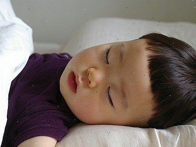 Sådan får du dit to år gamle for at stoppe gråd og sove alene. Undgå "råb-it-out" teknik.