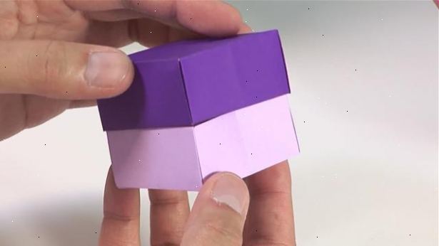 Hvordan til at folde et papir kasse. Begynd med et stykke firkantet papir.