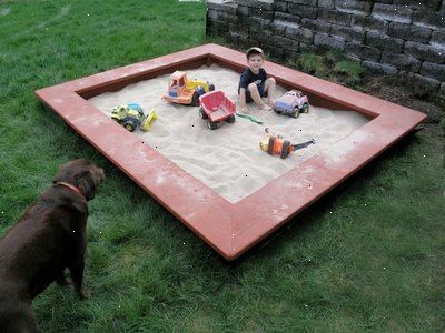 Hvordan til at bygge en sandkasse. Klip din tømmer til størrelse.