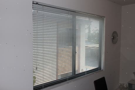 Hvordan at rengøre mini blinds. Vend blinds, så den konvekse side vender mod rummet.