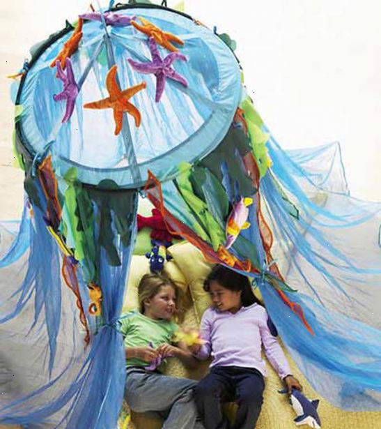 Hvordan til at dekorere et barns værelse uden maleri. For små børn, kan du bruge crepe papir på en rulle (findes på lærerens levering eller håndværk butikker) til finger, svamp eller andre taktile maleri.
