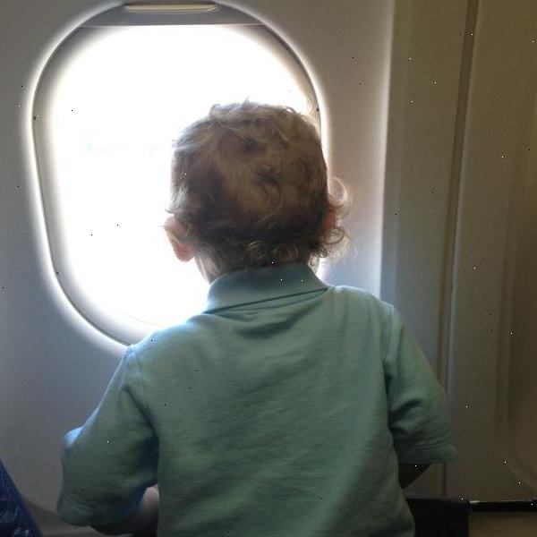 Hvordan at rejse med fly med et spædbarn eller lille barn. Må ikke føler sig forpligtet til at købe en plads til dit barn.
