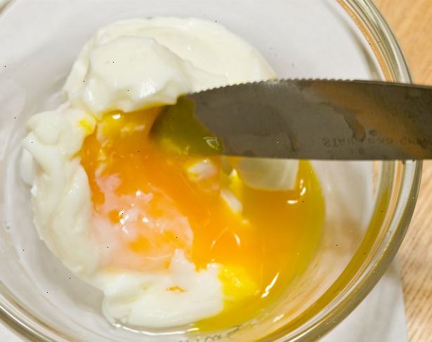 Hvordan man laver en blød kogt æg. Bring i kog på høj varme.