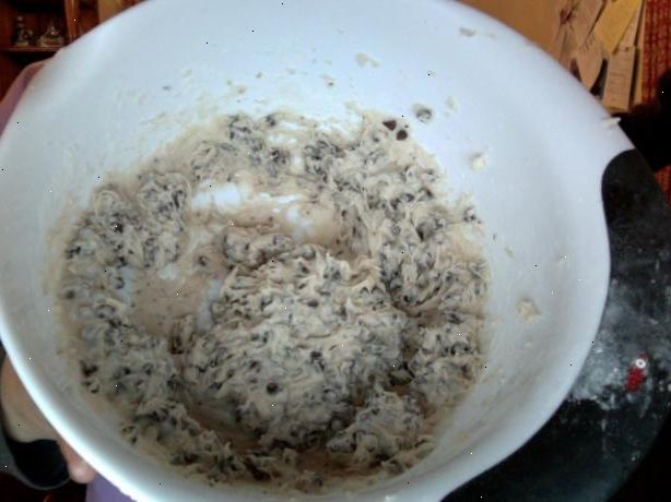 Hvordan laver spiselige cookie dej. Sæt smørret i en stor madlavning skål og tilsæt sukker.