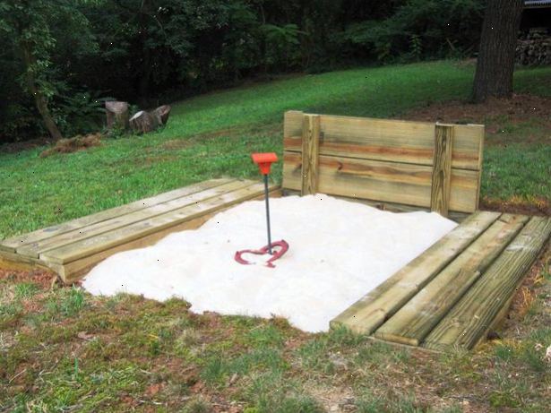 Hvordan til at bygge en hestesko pit. Saml dine materialer.