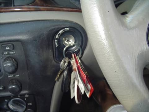 Sådan henter nøgler låst inde i en bil. Kontroller, at alle døre i din bil er låst.