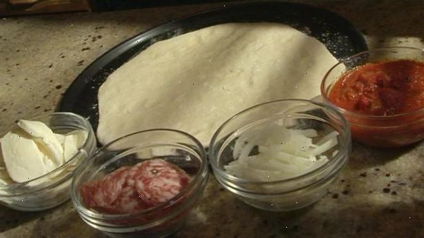 Hvordan laver pizza dej. Put varmt vand i en gryde.