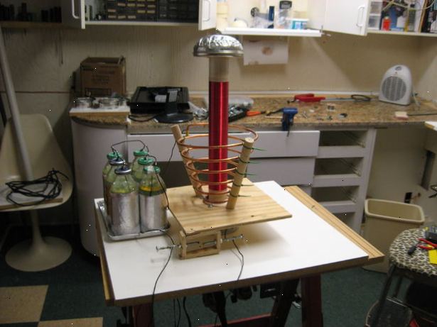 Sådan laver du en Tesla coil. Overveje størrelsen og placering af Tesla coil, før du bygger det.