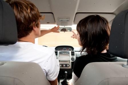 Hvordan man underviser nogen hvordan man skal køre. Hjælp dit studiekort driver til at få hans eller hendes elevens tilladelse eller foreløbig licens.