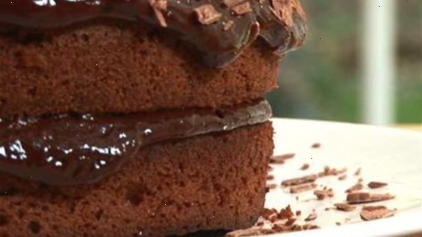 Hvordan man laver en chokoladekage. Sigt de tørre ingredienser sammen.