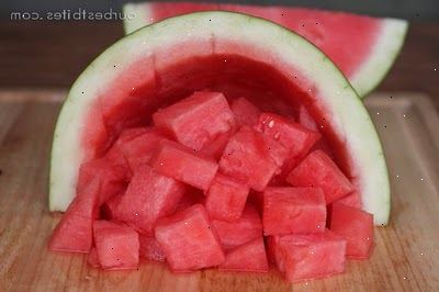 Hvordan til at skære en vandmelon. Vask skorpe af en vandmelon med almindelig sæbe eller med en frugt vask.
